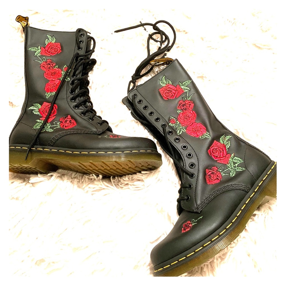 DR. MARTEN 14 EYE VONDA CASUAL BOOT